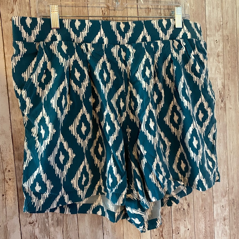Torrid size 1 flowy shorts teal / white women's plus, pockets